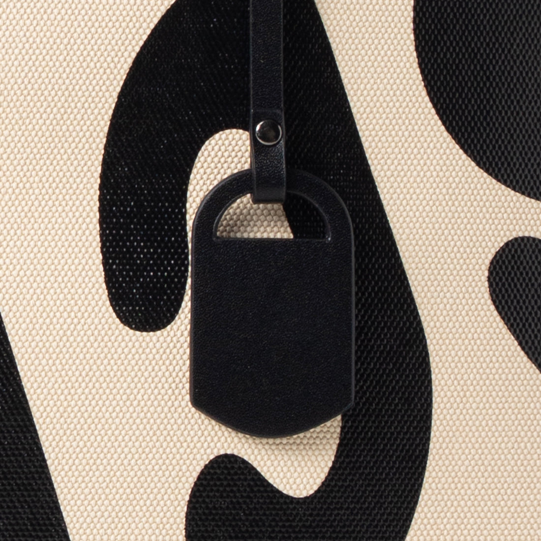 Black Beige-text